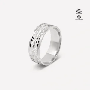 Anillo Eternum de Plata 925 en posición vertical, textura labrada orgánica con baño de rodio