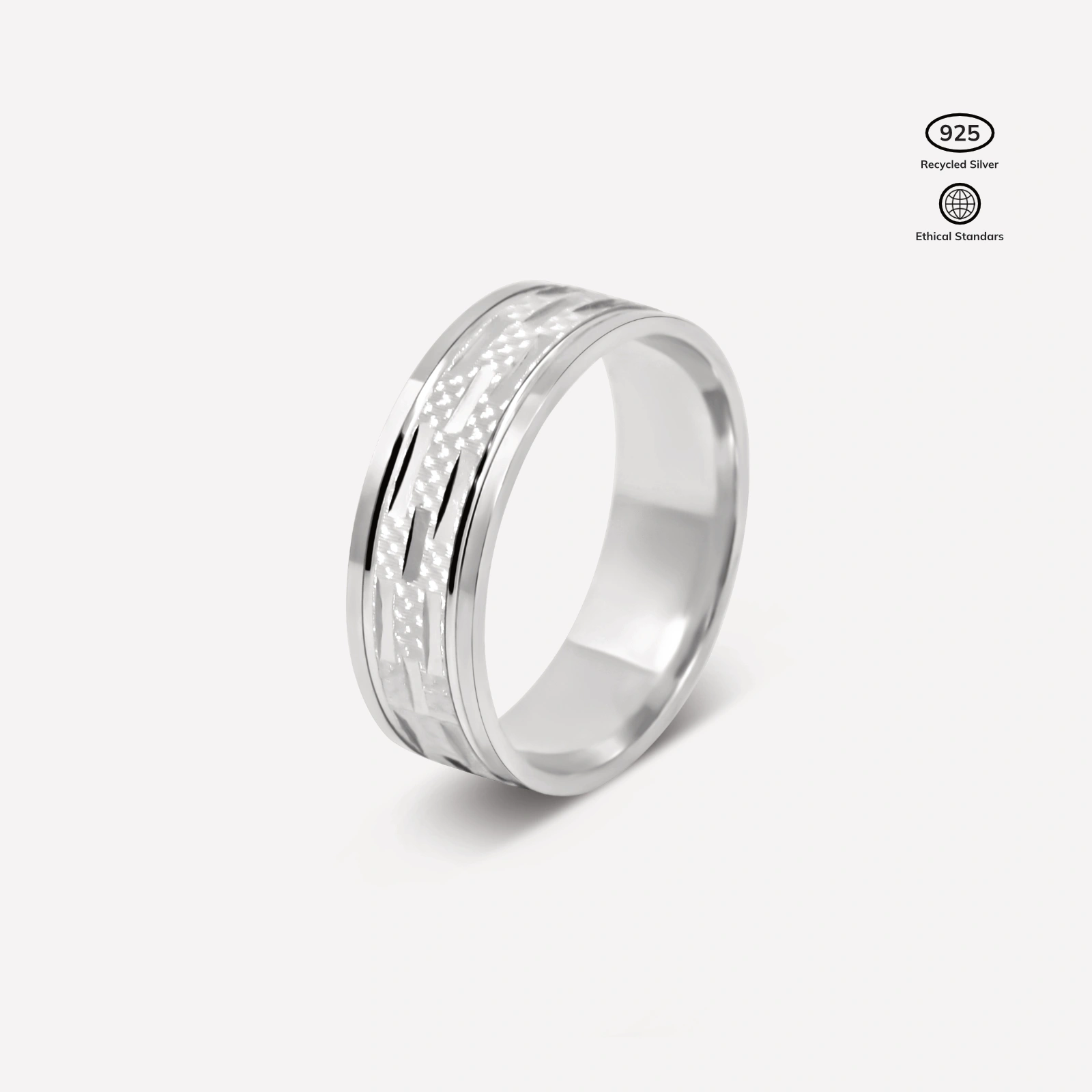 Anillo Eternum de Plata 925 en posición vertical, textura labrada orgánica con baño de rodio