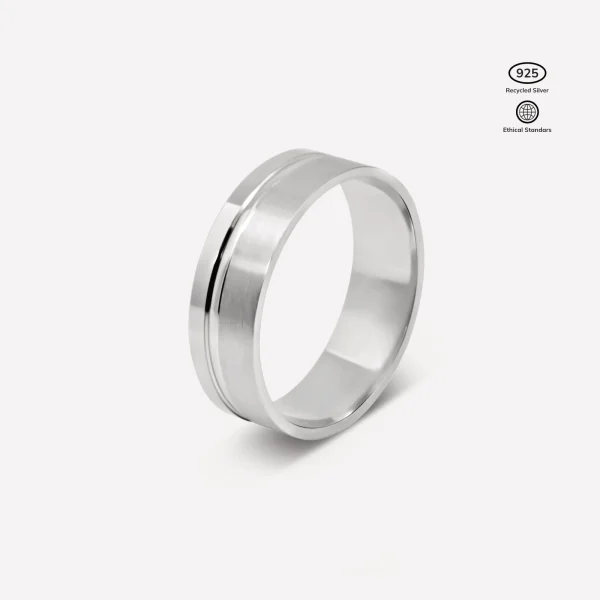 Anillo Horizon de Plata 925 con baño de rodio, posición vertical. Minimalismo puro línea horizontal que divide 2 tipos de acabados, mate y brillante