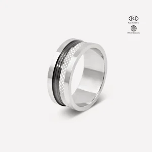 Anillo Noctis de Plata 925 y baño de rodio. Tres bandas de color negro con texturas labradas brillantes y bandas en acabado liso brillante