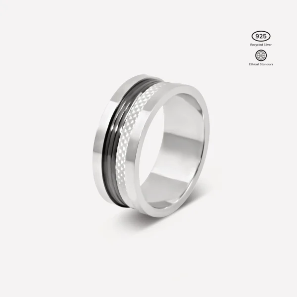 Anillo Noctis de Plata 925 y baño de rodio. Tres bandas de color negro con texturas labradas brillantes y bandas en acabado liso brillante