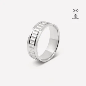 Anillo Petra de Plata 925 con baño de rodio posición vertical, columnas verticales arquitectónicas