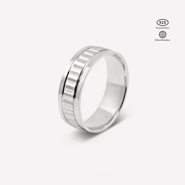 Anillo Petra de Plata 925 con baño de rodio posición vertical, columnas verticales arquitectónicas