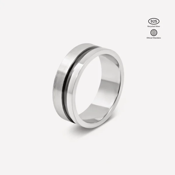 Anillo Solc en Plata 925 con baño de rodio banda pulida ancha con surco negro preciso minimalista