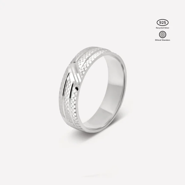Anillo Triade de Plata 925 con baño de rodio posición vertical, tres texturas combinadas diseño tripartito mediterráneo