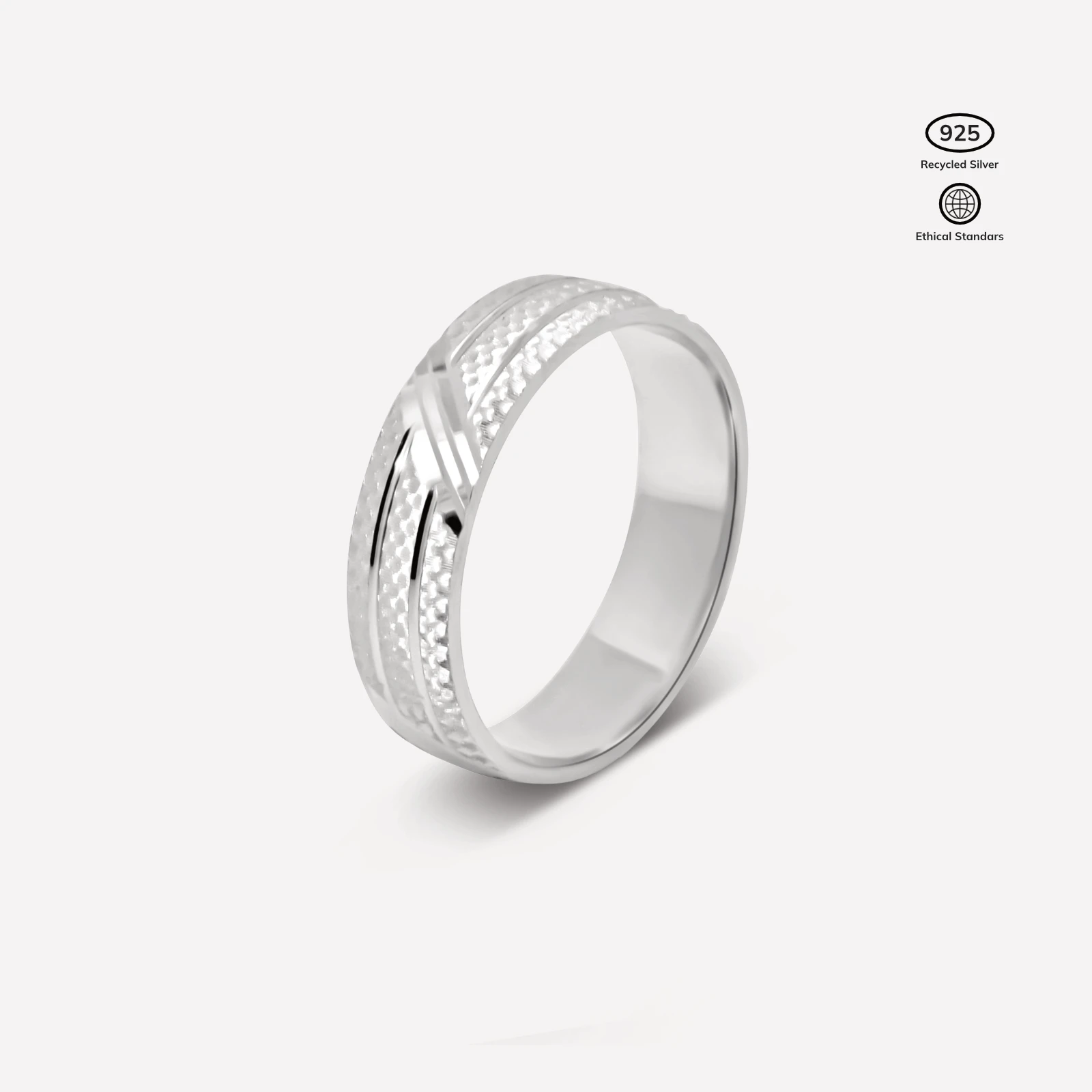 Anillo Triade de Plata 925 con baño de rodio posición vertical, tres texturas combinadas diseño tripartito mediterráneo