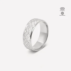 Anillo Constel en Plata 925 posición vertical, inspirado en la constelación de puntos texturizados, con baño extra de rodio